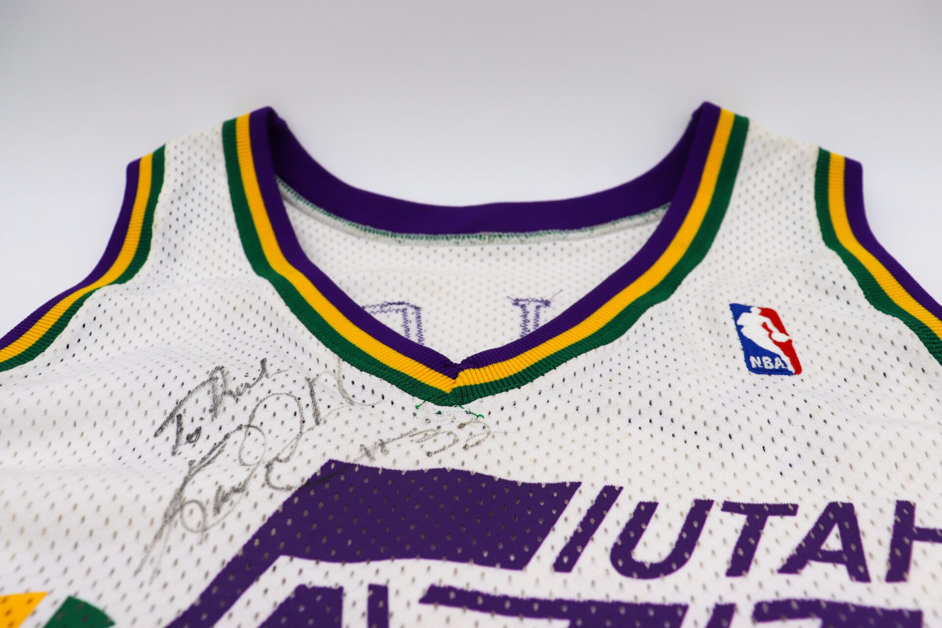 JAZZ KARL MALONE AUTOGRAPHED WHITE AUTHENTIC M&N JERSEY SIZE